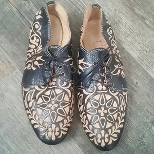 Leather   embossed loafers
